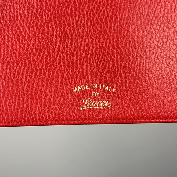 Gucci solid red dollar pebbled leather swing wallet w/ adjustable shoulder strap - Picture 3 of 17